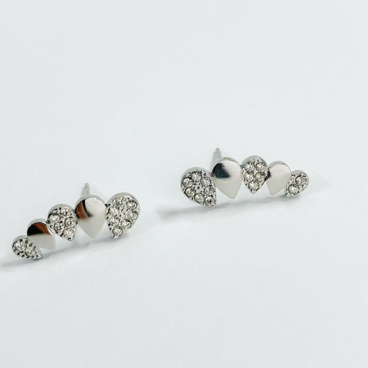 Orecchini Ear Climber Cuori Dorati con Cristalli – Romantici e Moderni