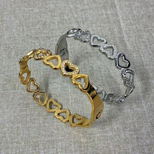 Bracciale rigido cuori con la chiusura a molla