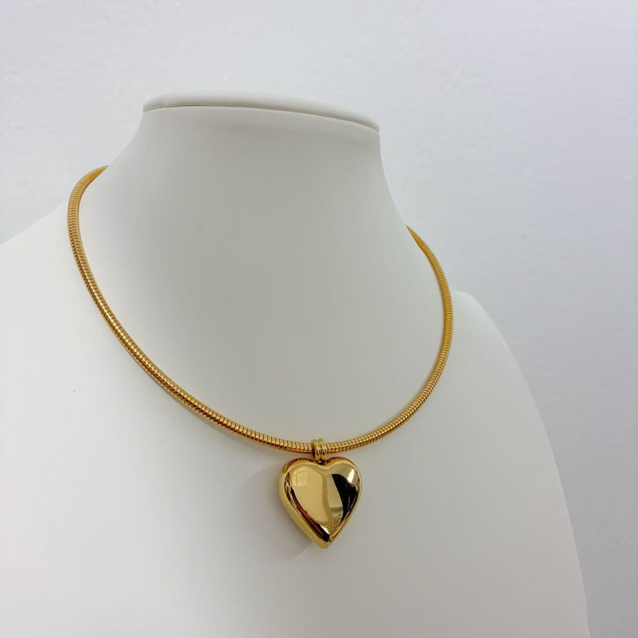 Collana “Cuore Specchiato” – Minimalismo Moderno ed Eleganza Lucida