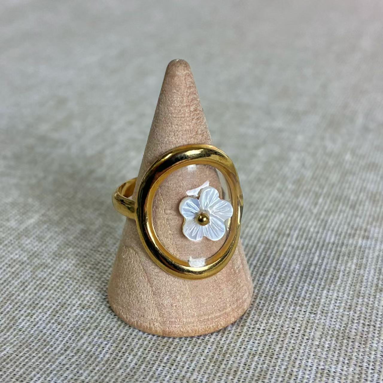 Anello “Fiore Sospeso” – La delicatezza nell’essenziale