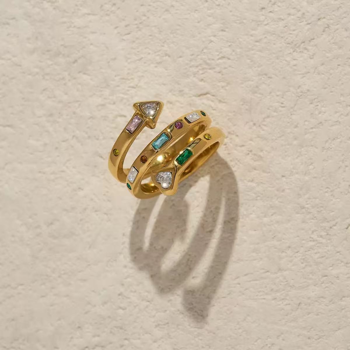 Anello Avvolgente con Frecce e Gemme Multiformi