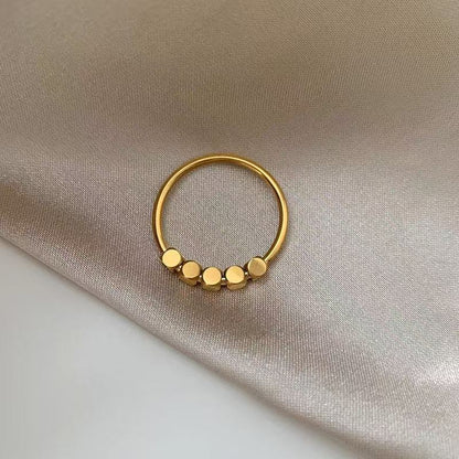 Anello “Geo Chic” – Minimalismo Geometrico in Oro