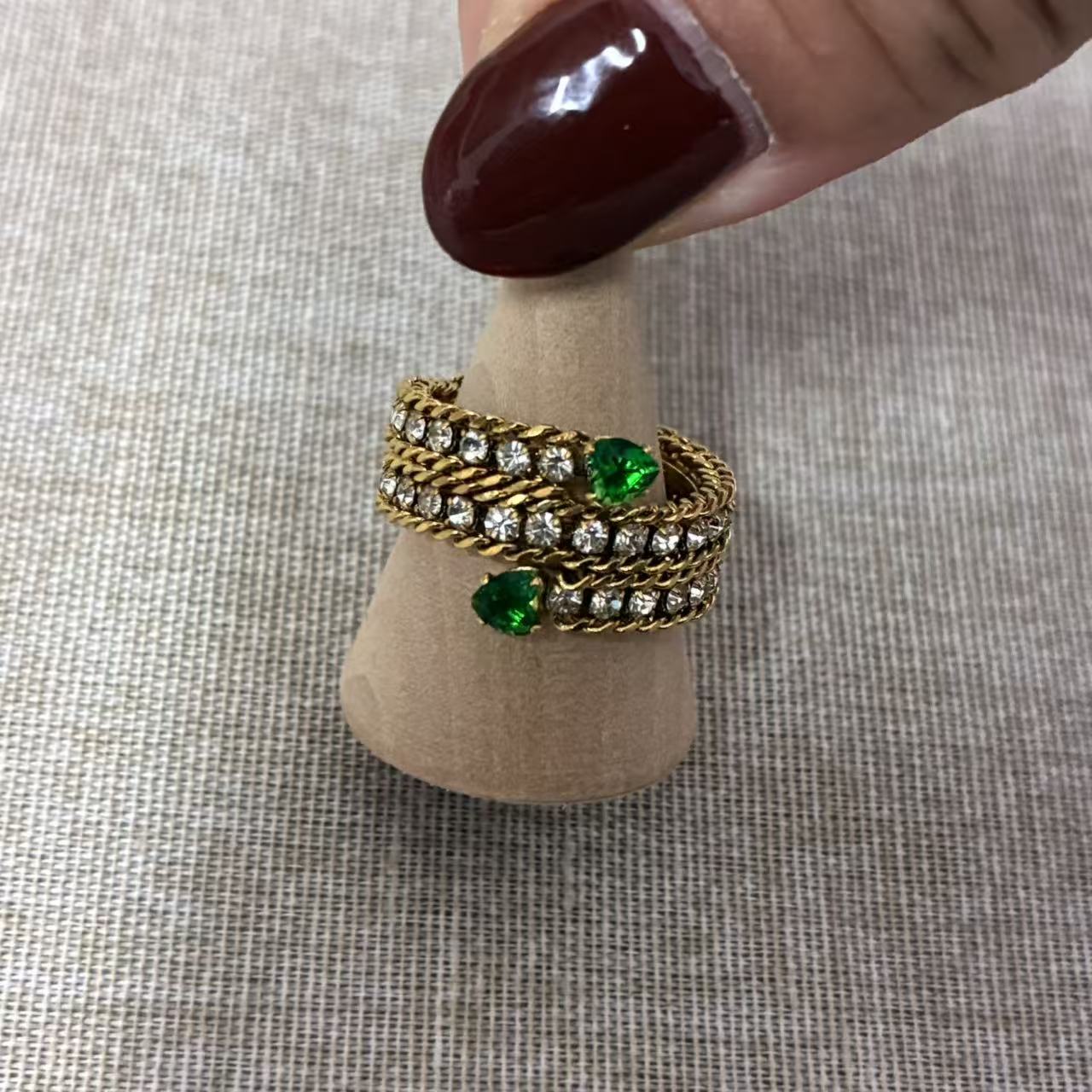 Anello “Eleganza Intrecciata”