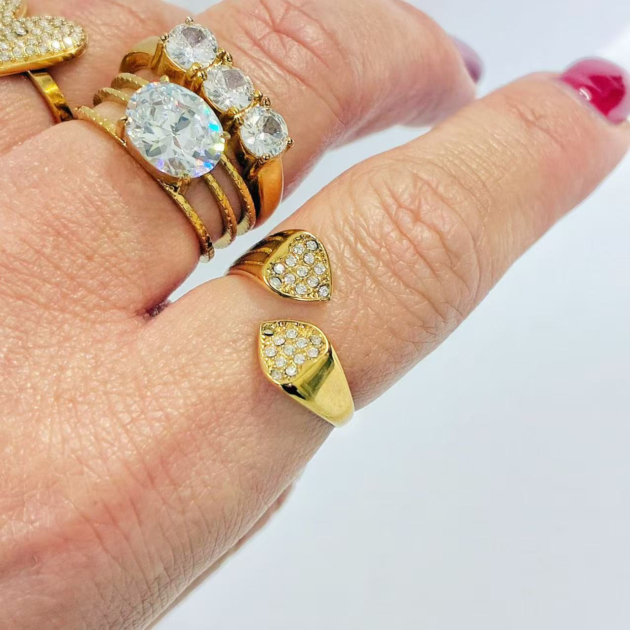 Anello “Cuori Gemelli” – Eleganza Moderna con Dettagli Pavé