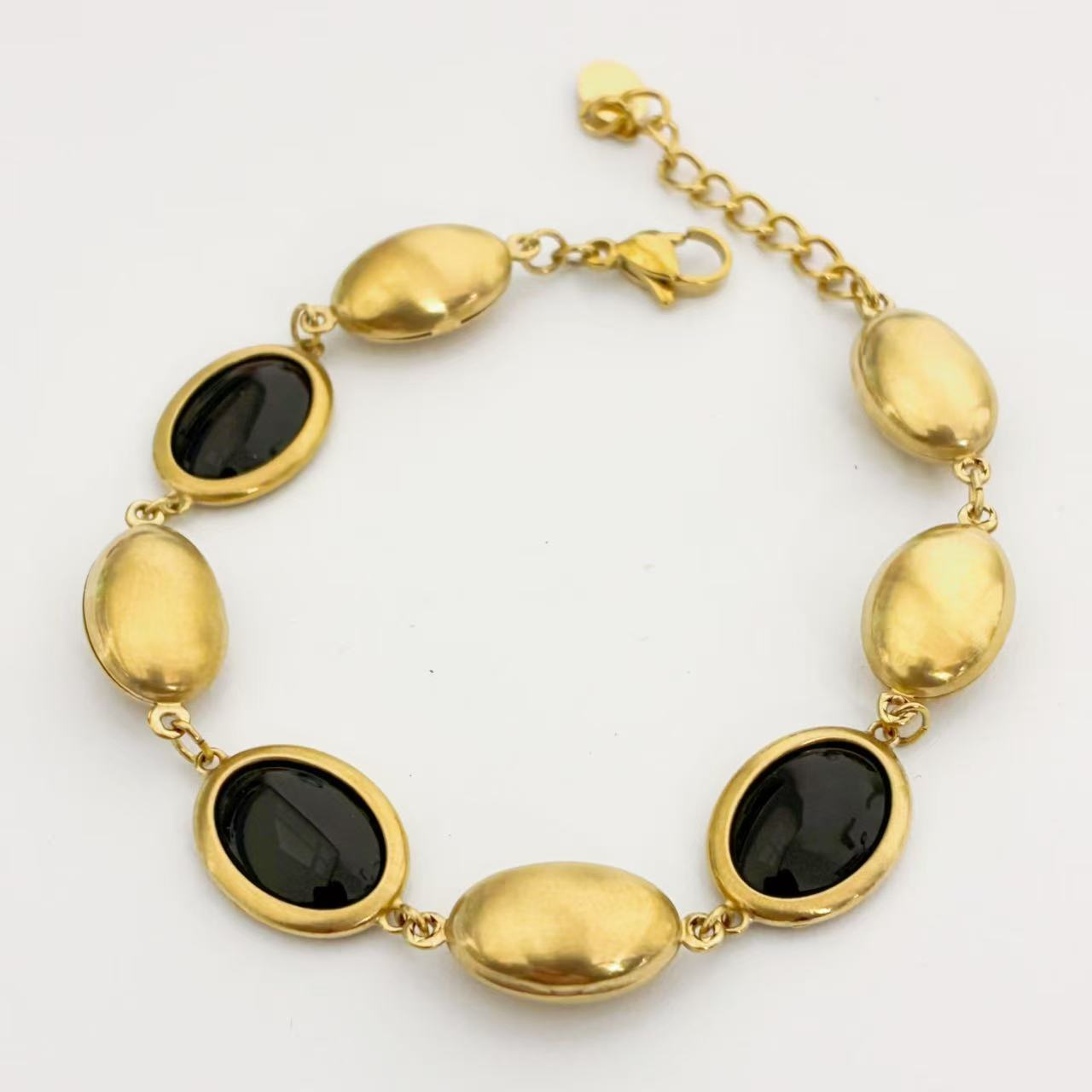 Bracciale con Maglie Dorate & Elementi Colorati – Stile Chic e Vivace