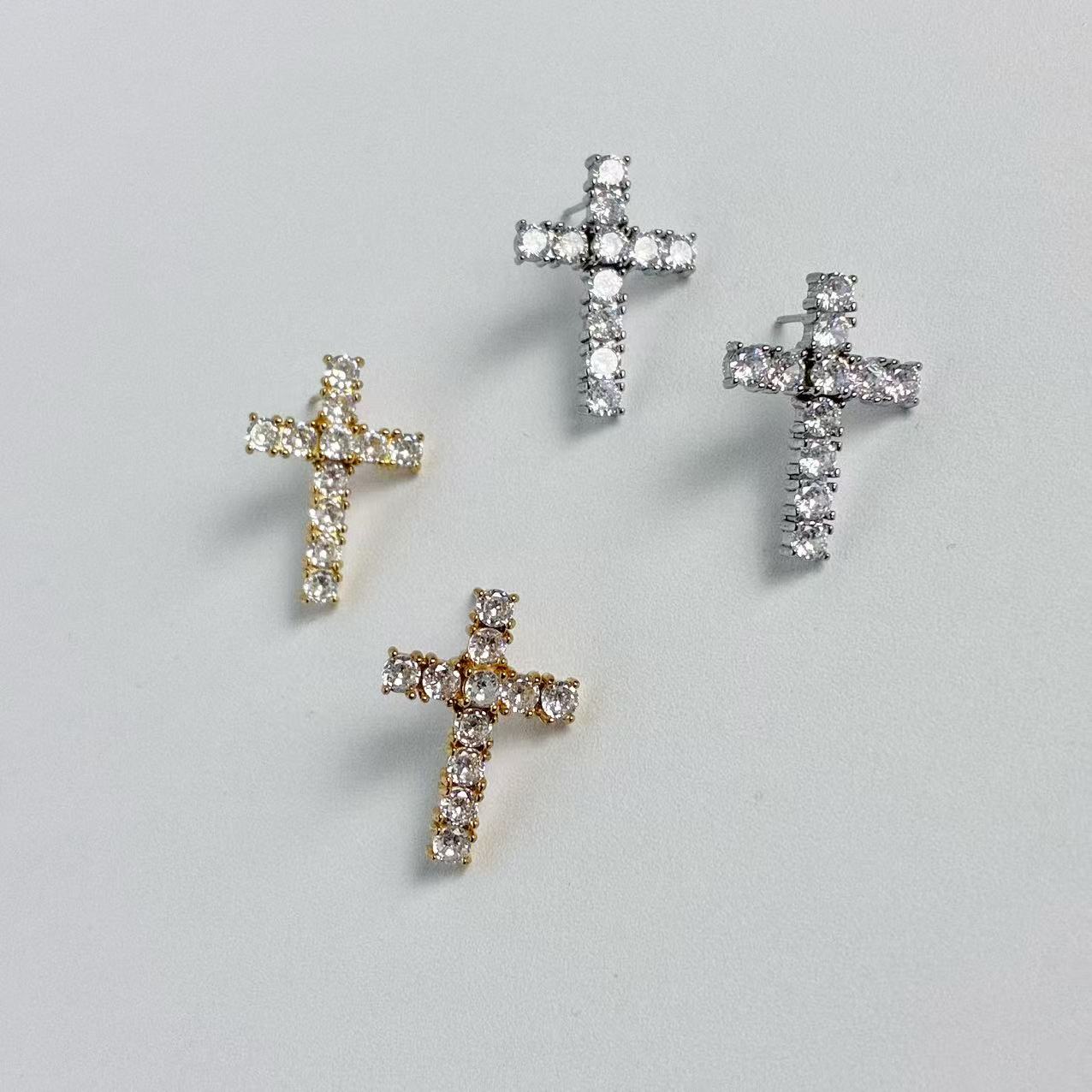 Orecchini a Croce con Zirconi Rotondi