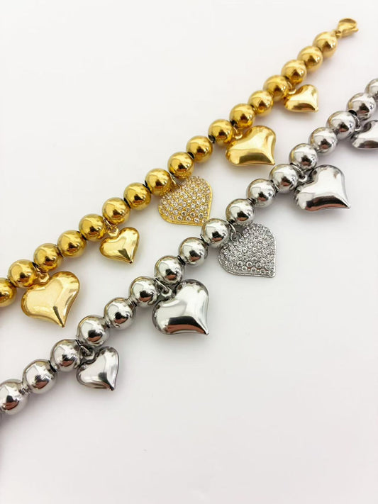 Bracciale Perle Metalliche con Cuori Pendenti – Stile Luminoso Contemporaneo