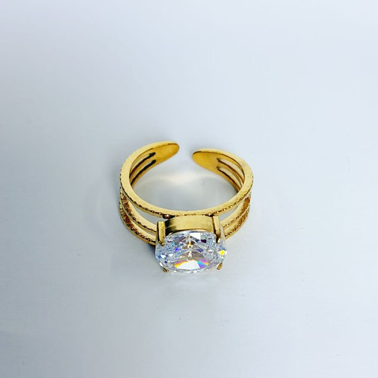 Anello “Splendore Sovrapposto” – Eleganza Luminosissima in Stile Stackable