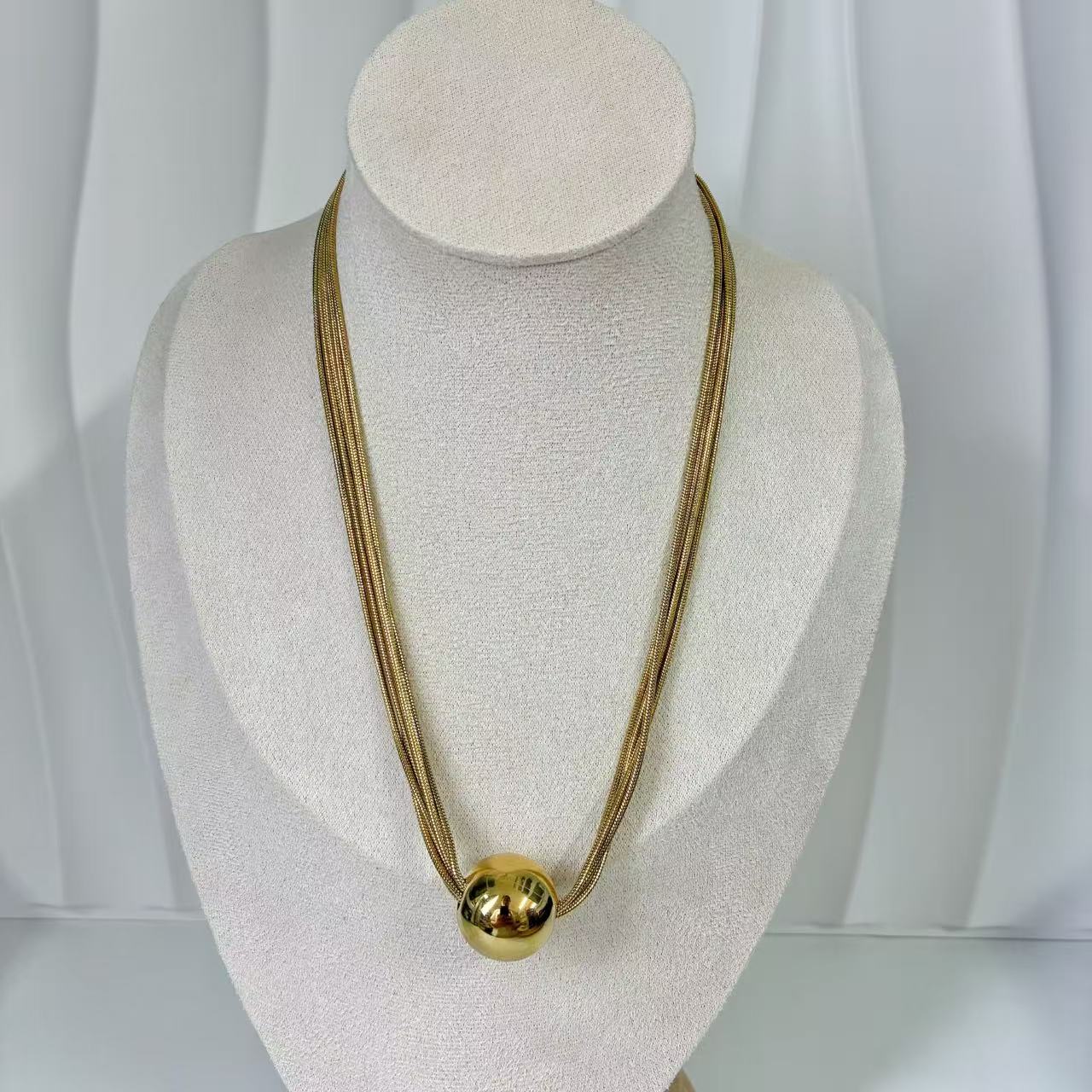 (C235)Collana 5 fili con pallina in acciaio inox