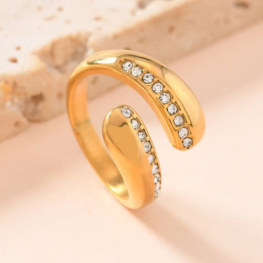 Anello “Doppia Scia di Luce” – Eleganza Avvolgente