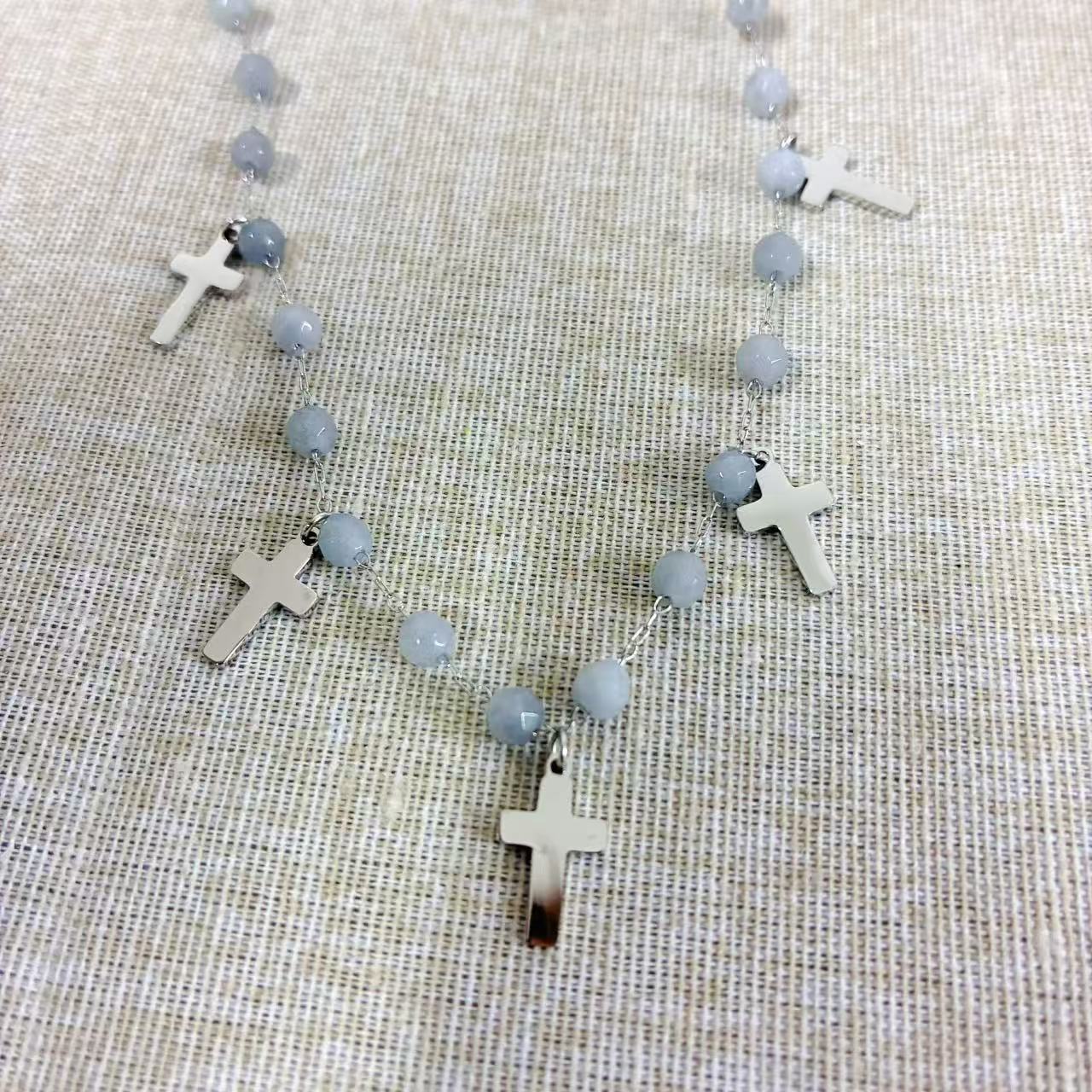 Collana “Fede & Luce” – Pietre Grigie e Croci in Acciaio Inossidabile