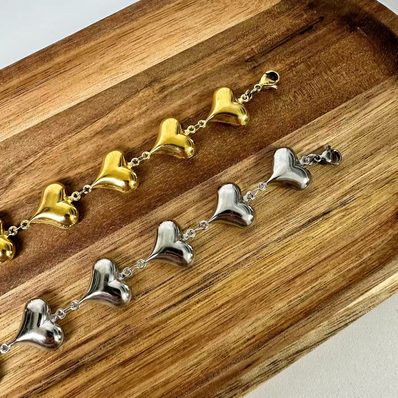 （B069) BRACCIALE DONNA CON CUORI IN ACCIAIO INOX