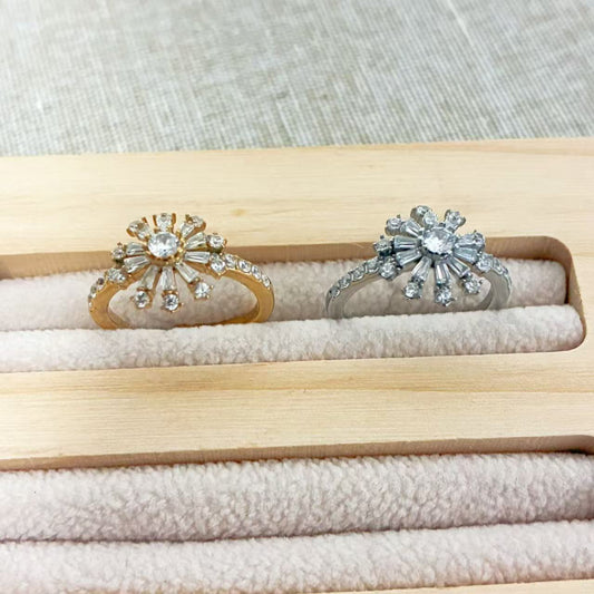 Anello a Fiore con Cristallo Centrale e Petali Luminosi