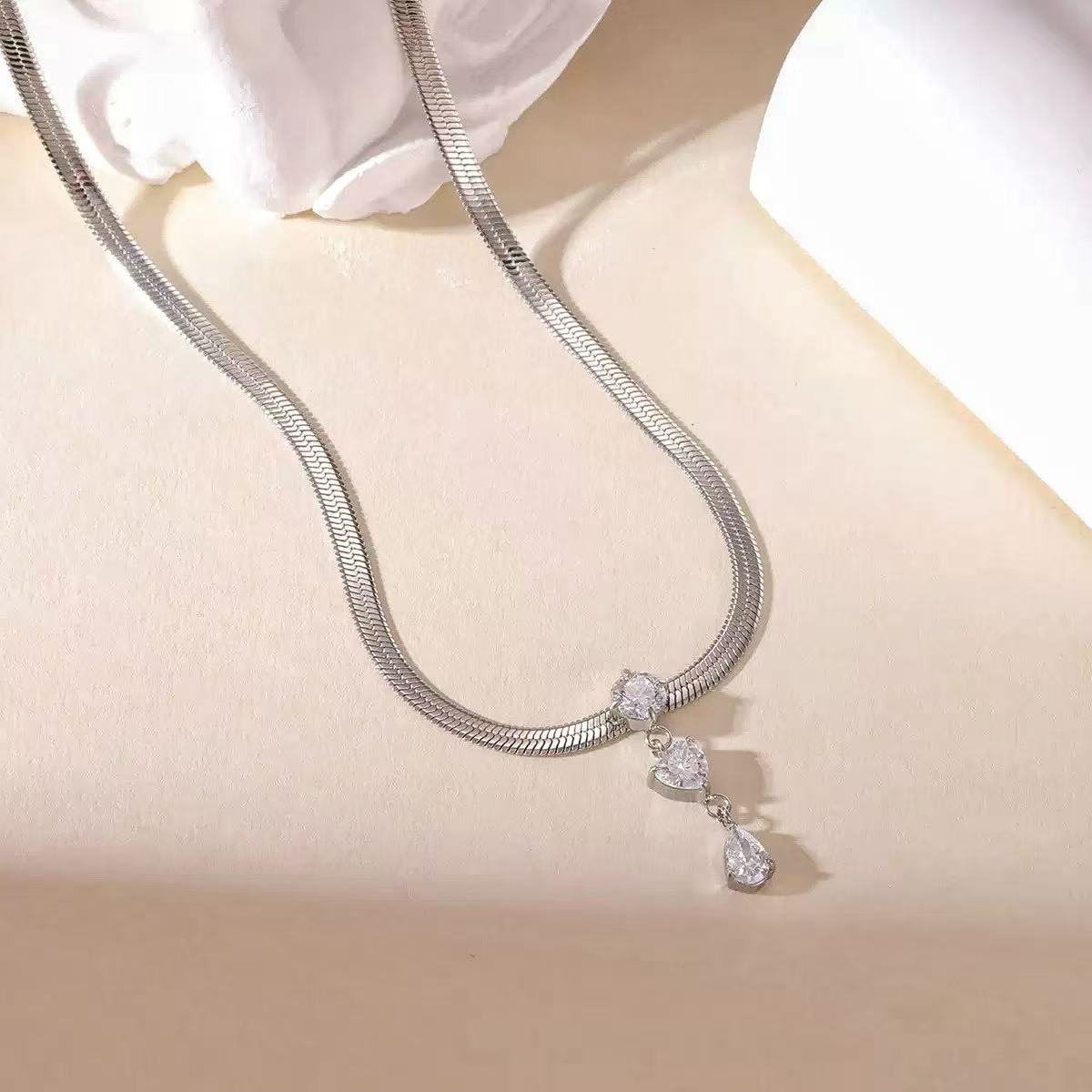 Collana "Serpente di Luce" – Girocollo con Pendente Trilogy