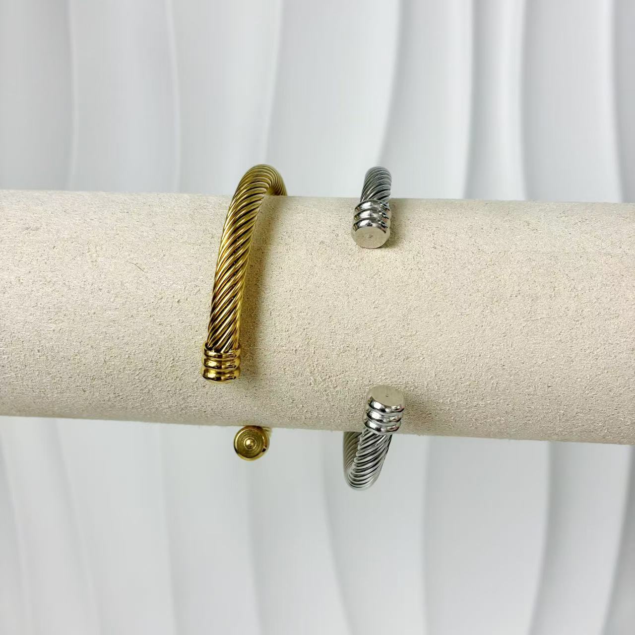 (B128)Bracciale semirigido donna intrecciato in acciaio inox