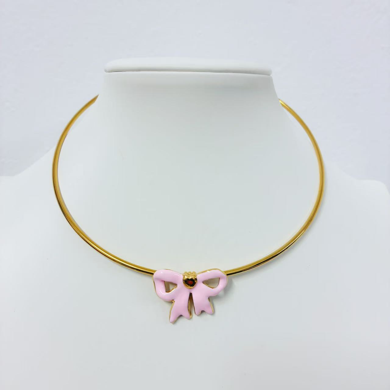 Collana “Fiocco d’Avorio” – Delicatezza Romantica e Chic Contemporaneo