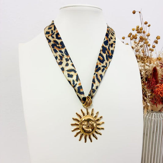 Collana con Nastro Animalier & Pendente Sole – Stile Boho Glam