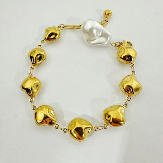 Bracciale Cuore Irregolare con Perla Scultorea — Design Artistico & Moderno