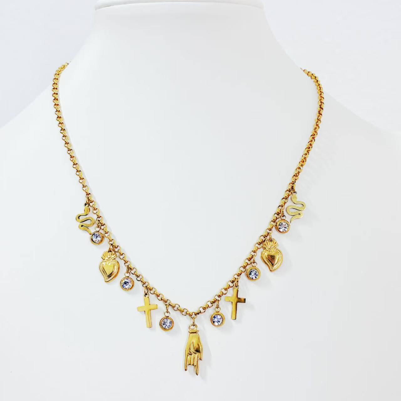 Collana con Ciondoli Misti – Stile Iconico e Ricco di Simboli