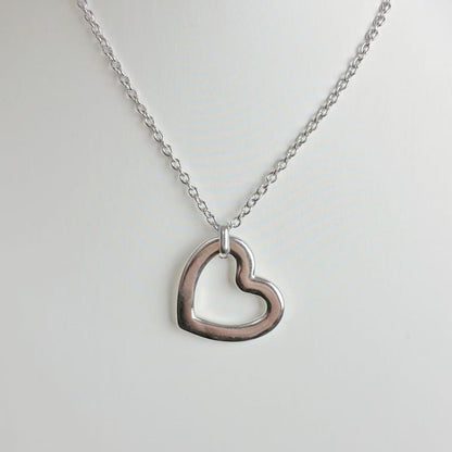 Collana “Cuore Infinito” – Un Design Semplice che Parla Forte