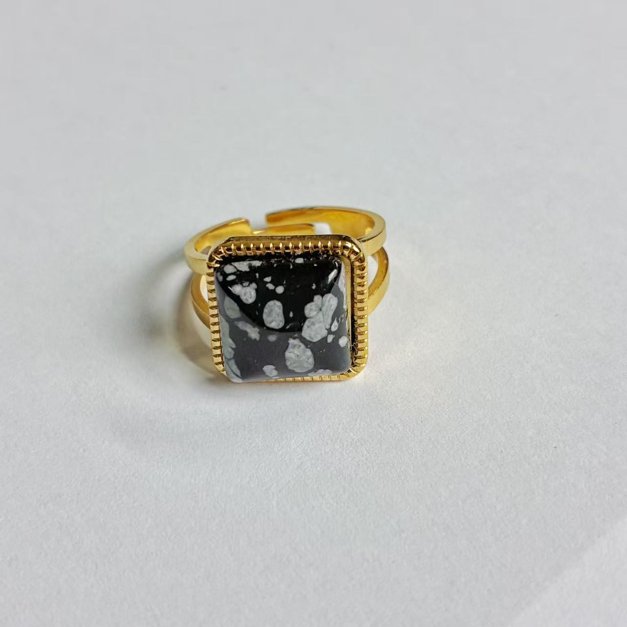 Anello con Pietra Nera Quadrata Effetto Marmo – Acciaio Inossidabile Oro