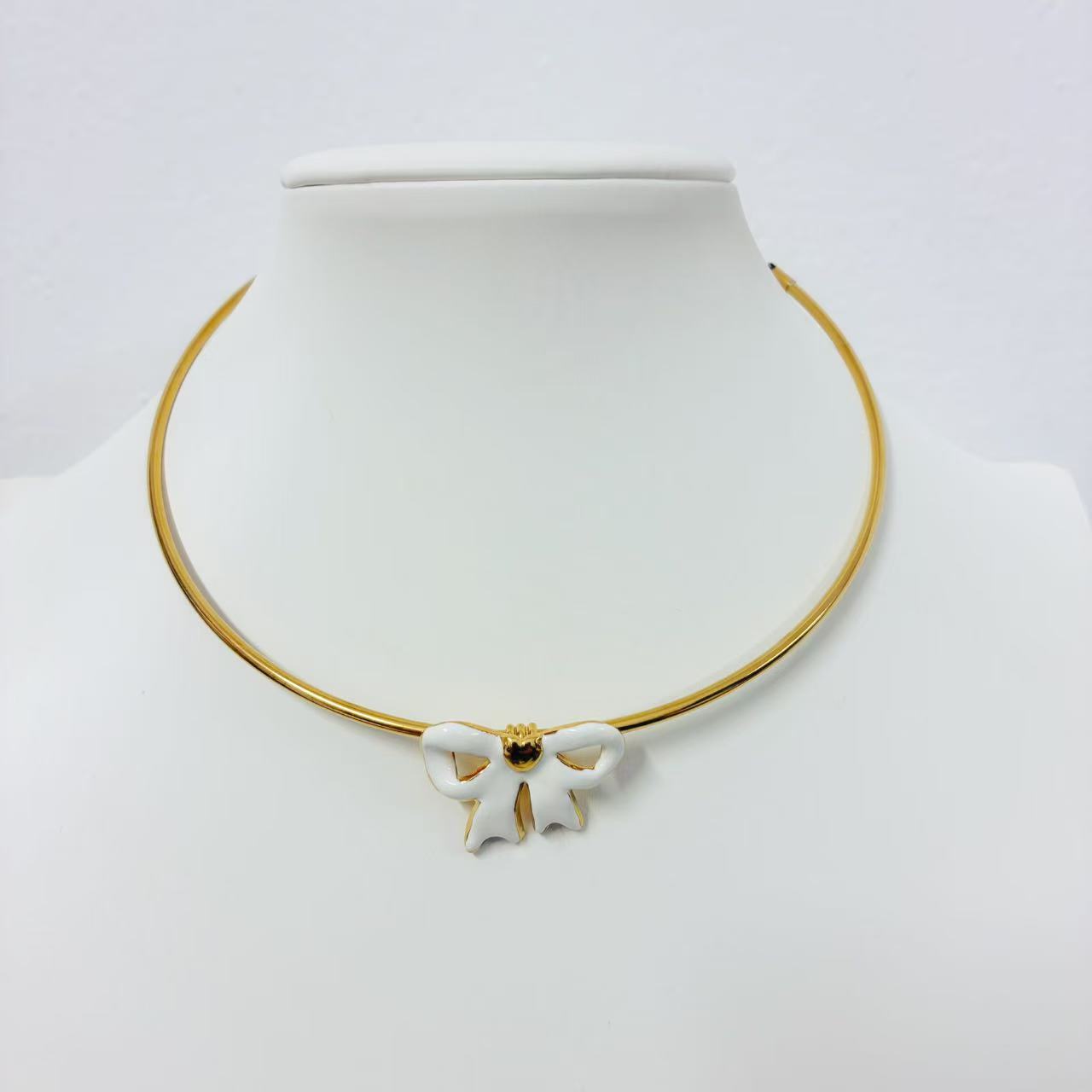 Collana “Fiocco d’Avorio” – Delicatezza Romantica e Chic Contemporaneo