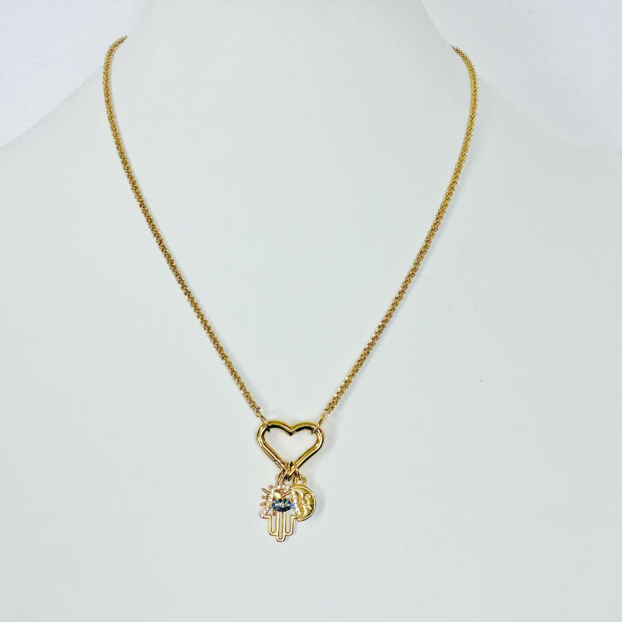 Collana “Cuore Protetto” – Amuleti di Luce e Fortuna