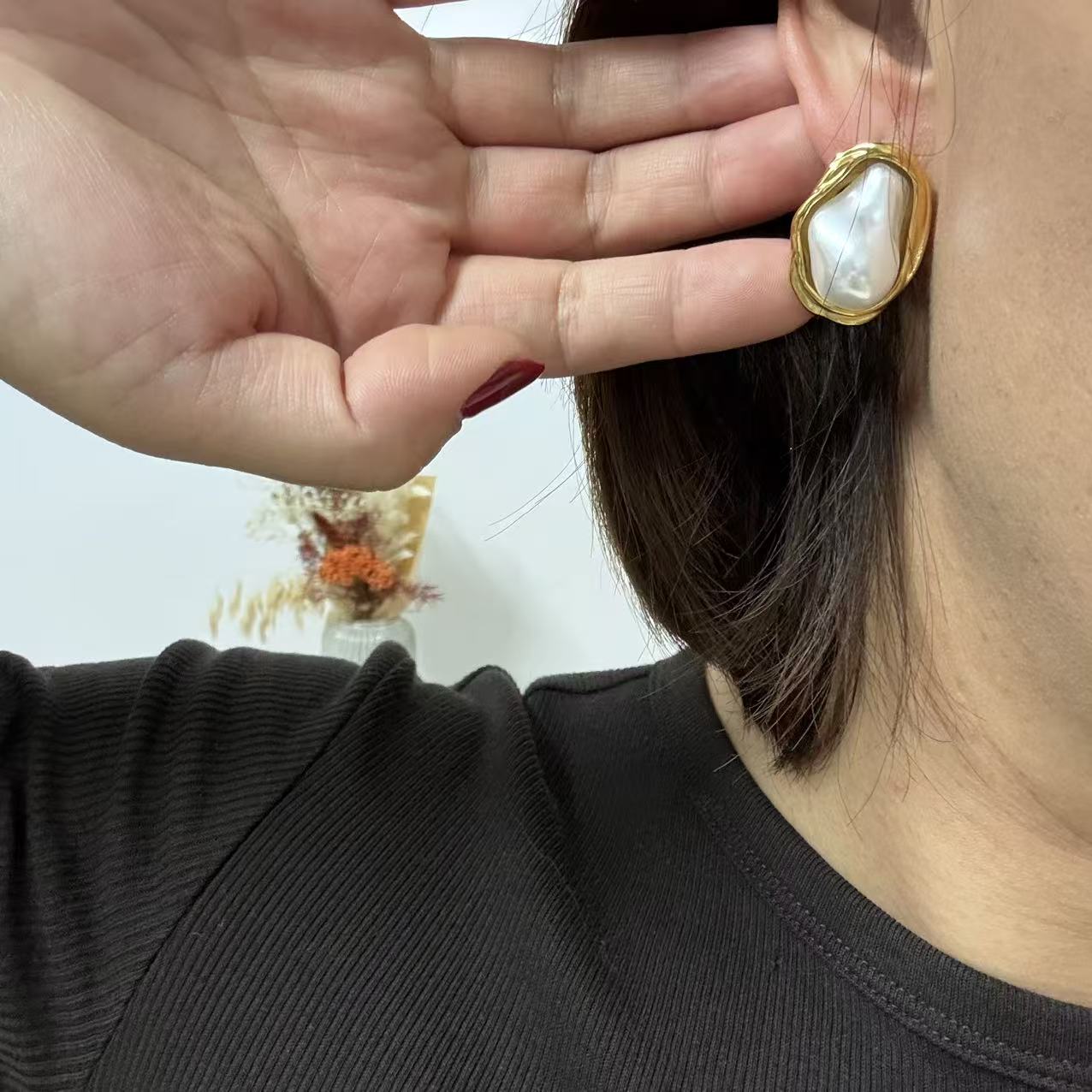 Orecchini Perla Irregolare – Design Avvolgente