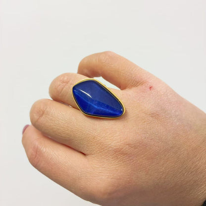 Anello con Pietra Irregolare – Eleganza Naturale e Moderna