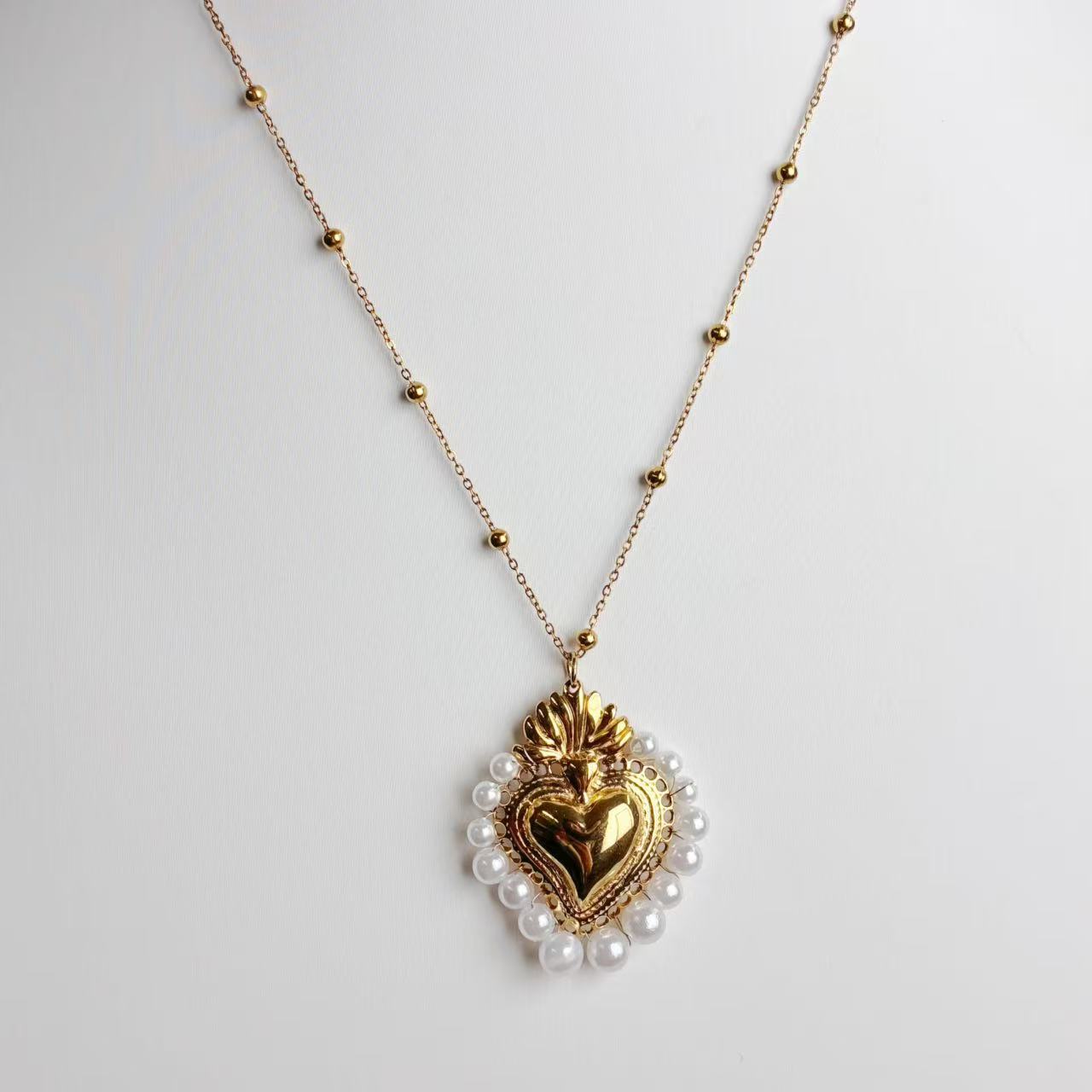 Collana “Cuore Mistico Perlaceo” – Eleganza Sacra e Fascino Contemporaneo