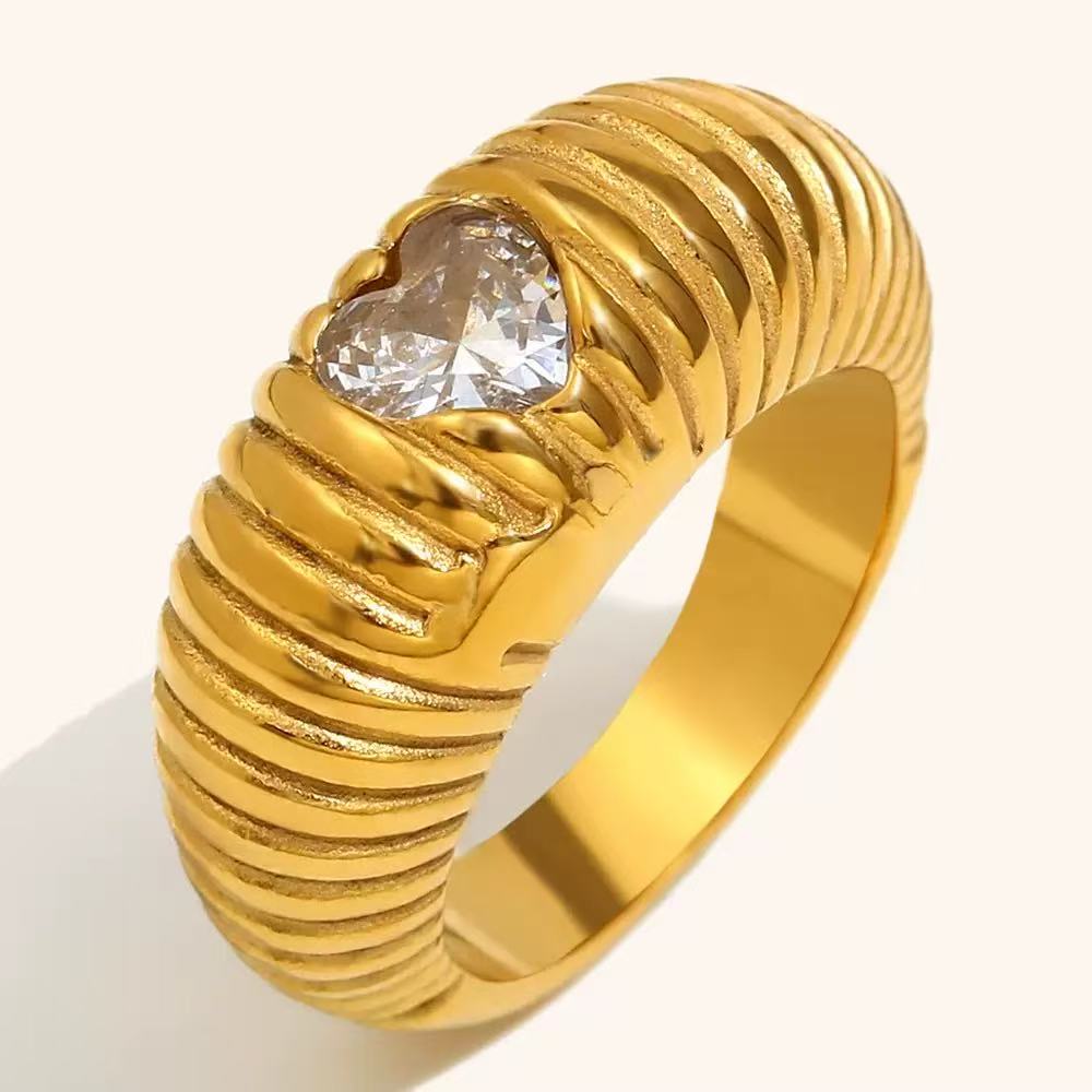 Anello “Cuore Inciso” – Intensità e Raffinatezza in Forma Avvolgente