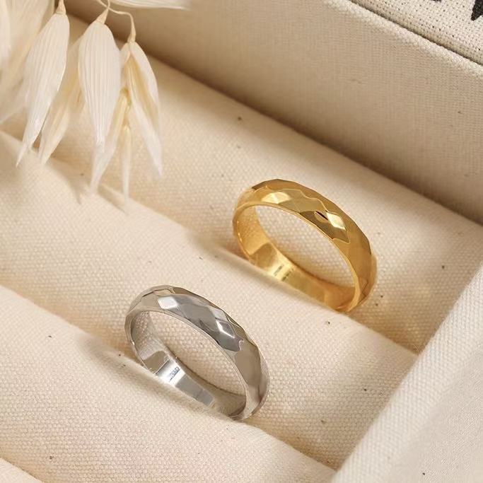 Anello “Superficie Incisa” – Fascia Decisa dal Gusto Moderno