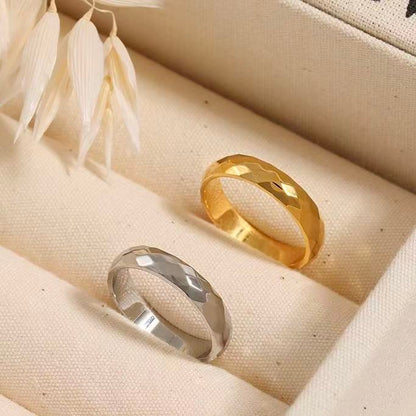 Anello “Superficie Incisa” – Fascia Decisa dal Gusto Moderno