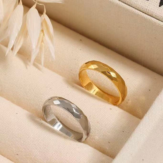 Anello “Superficie Incisa” – Fascia Decisa dal Gusto Moderno