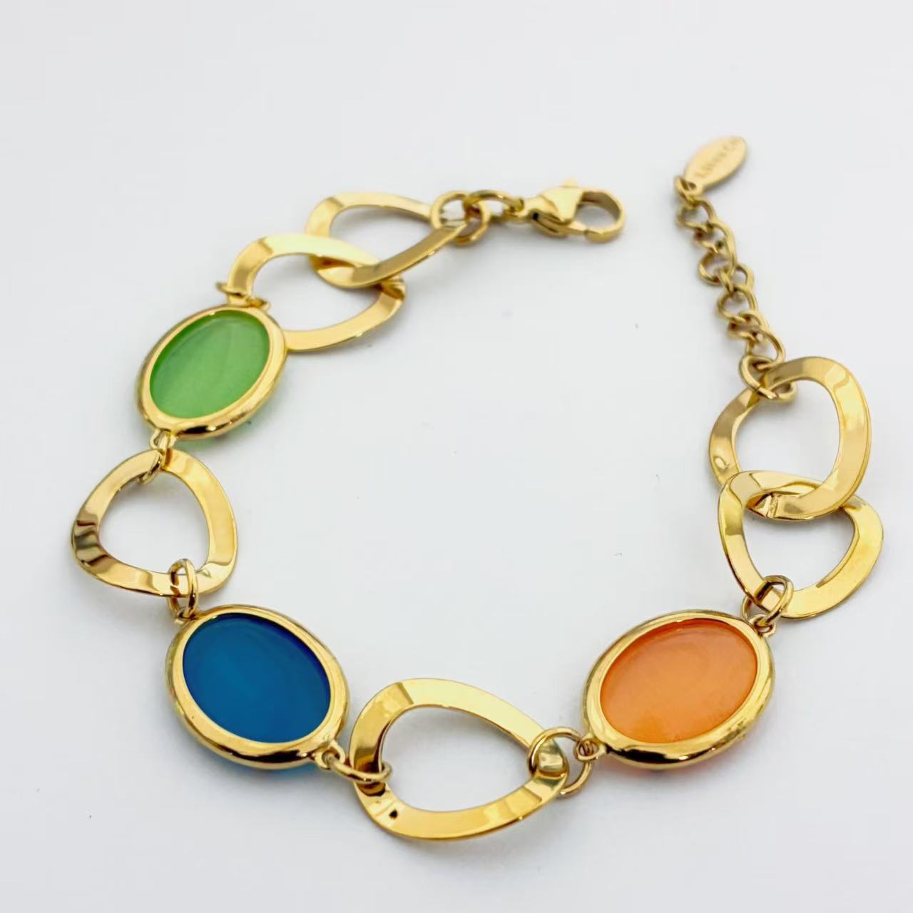 Bracciale con Maglie Dorate & Elementi Colorati – Stile Chic e Vivace