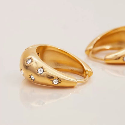 Orecchini a Cerchi con Stelle Incise – Eleganza Sofisticata e Luminosità Delicata