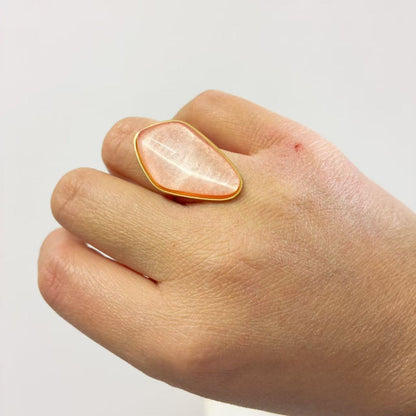 Anello con Pietra Irregolare – Eleganza Naturale e Moderna