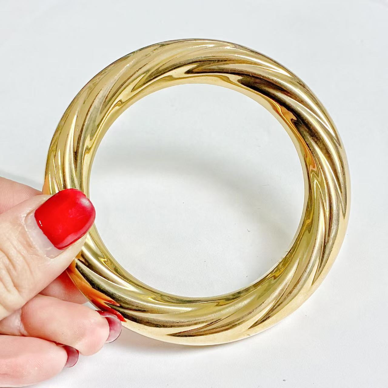 Bracciale rigido in acciaio dal design fluido