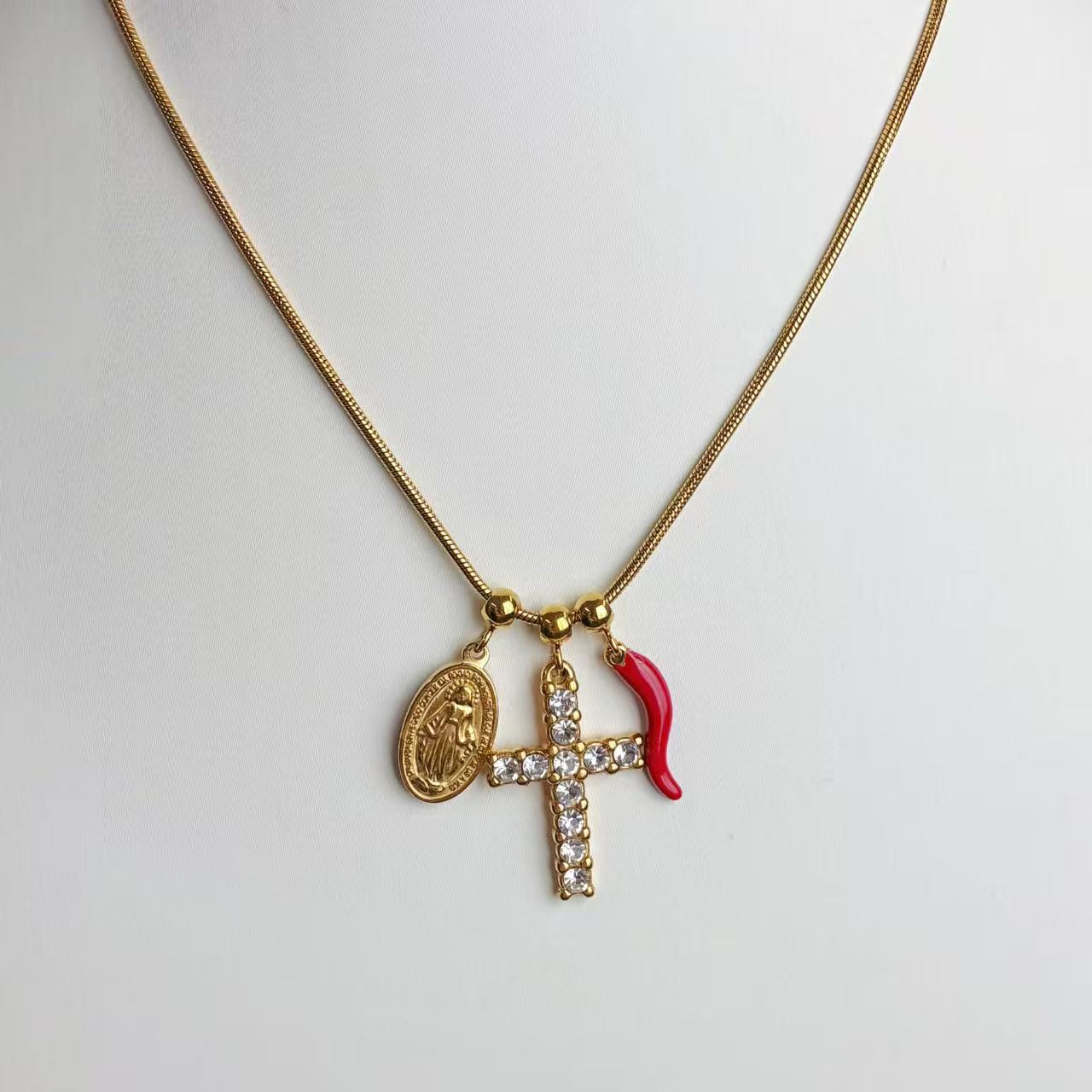 Collana “Fede & Fortuna” – Amuleto Luminoso dal Fascino Iconico