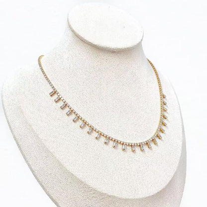 Collana Brillante con Pendenti Geometrici – Eleganza Contemporanea