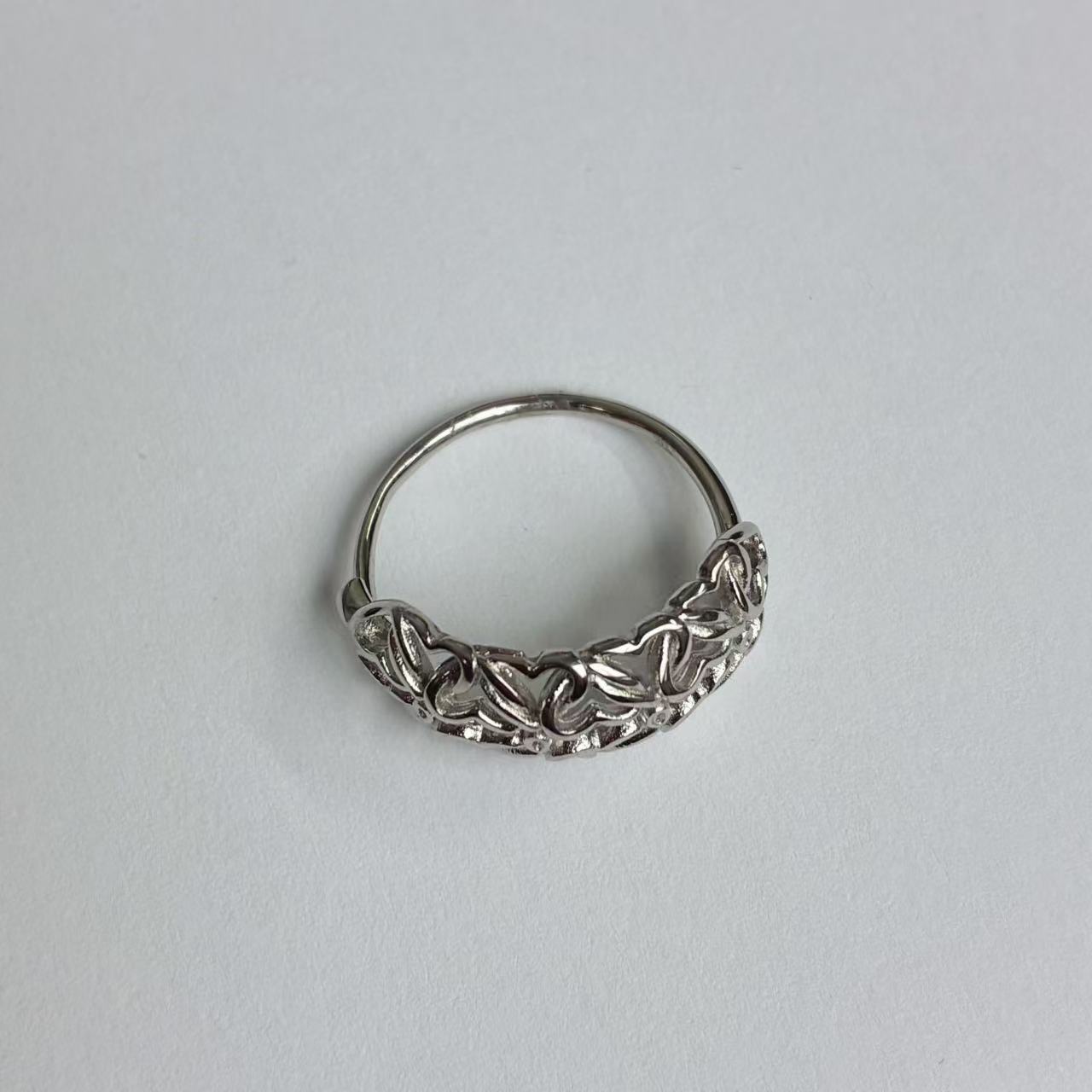 Anello Argento Intrecciato con Motivi Floreali – Acciaio Inossidabile