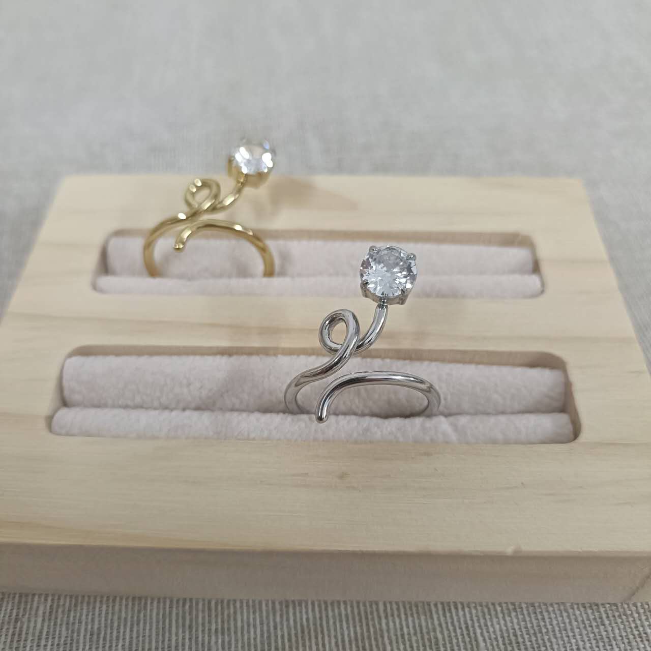 Anello elegante con cristallo brillante