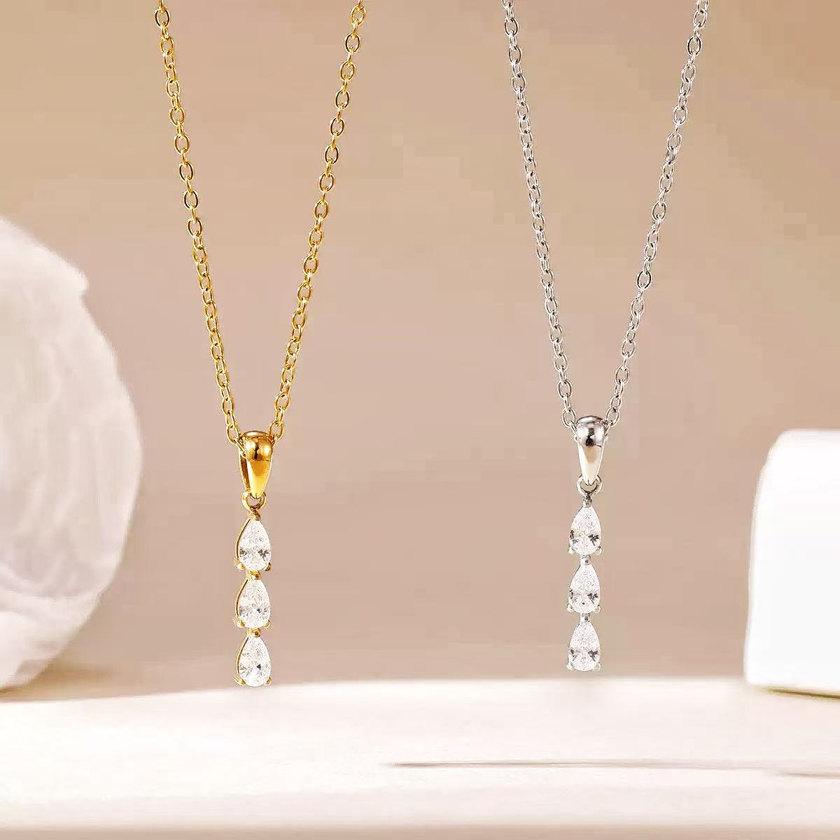 Collana con Ciondolo a Tre Cristalli a Goccia