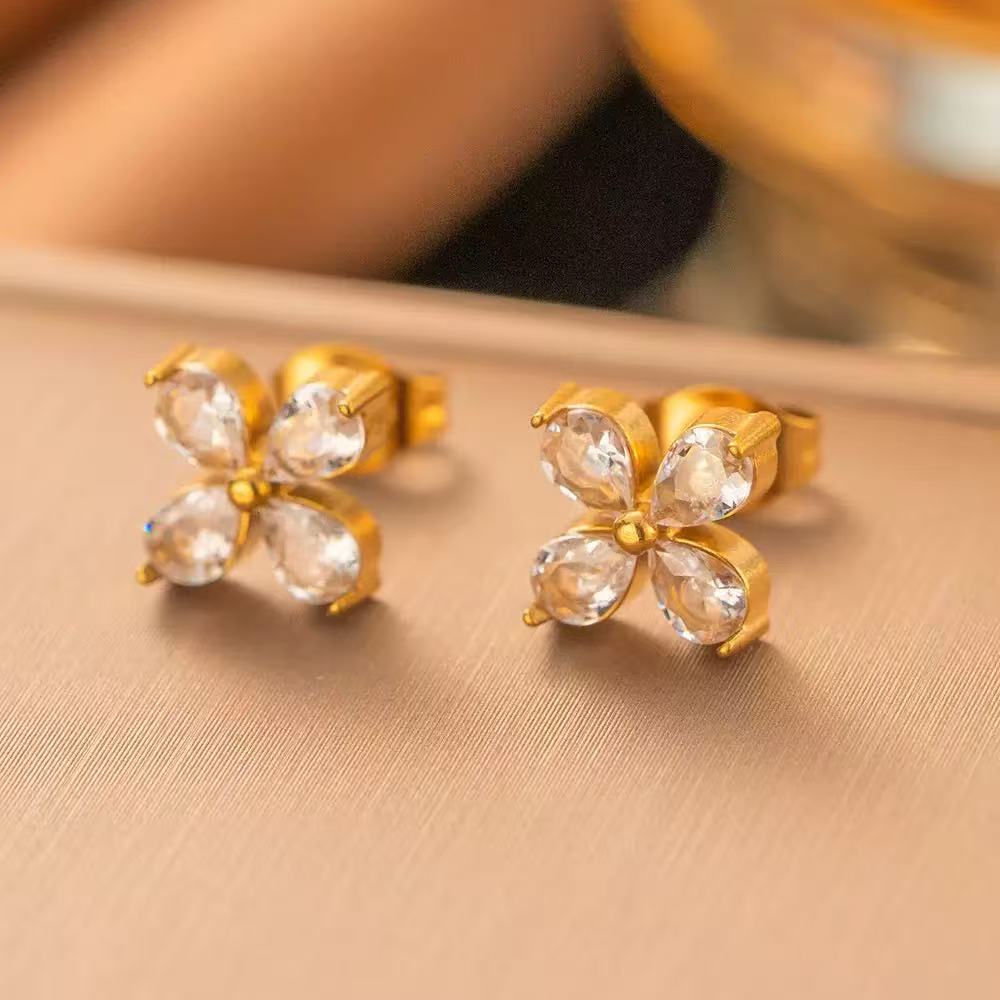 [Offerte] Orecchini "Quadrifoglio di Luce" – Stud con Cristalli a Goccia