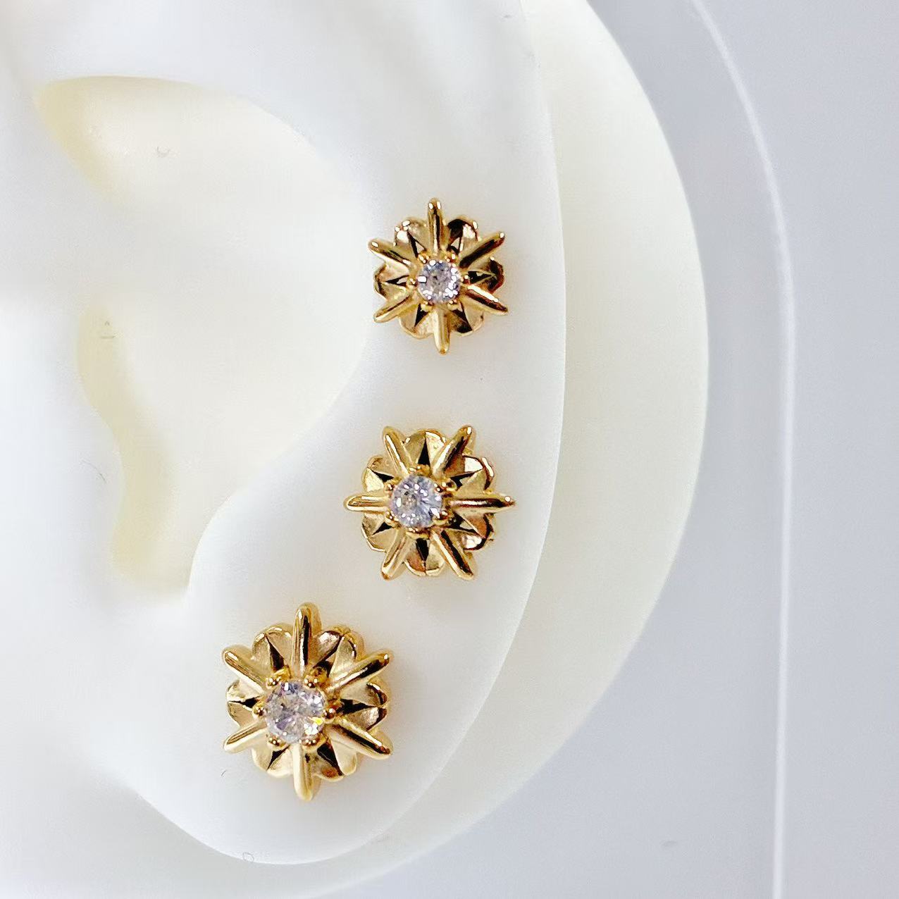 Set 3 orecchini “Fiore di Ghiaccio” – Delicatezza Brillante in Stile Minimal