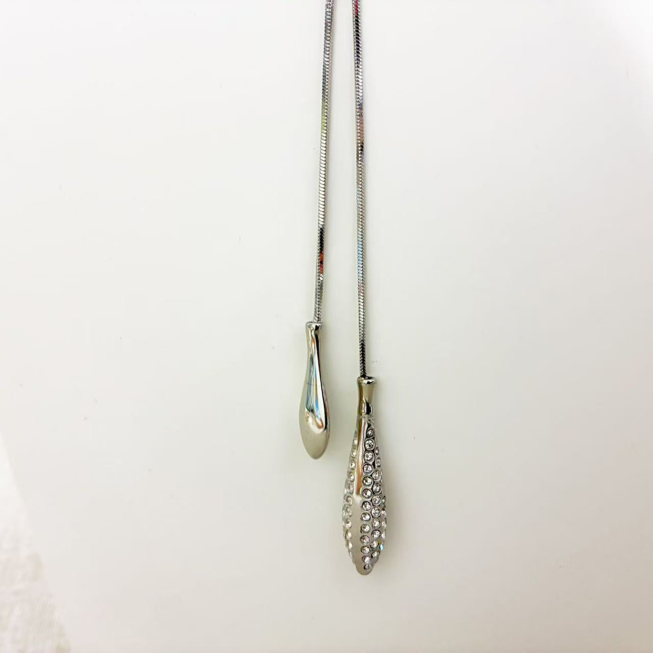 Collana Lunga con Nodo & Gocce – Eleganza Minimal Chic