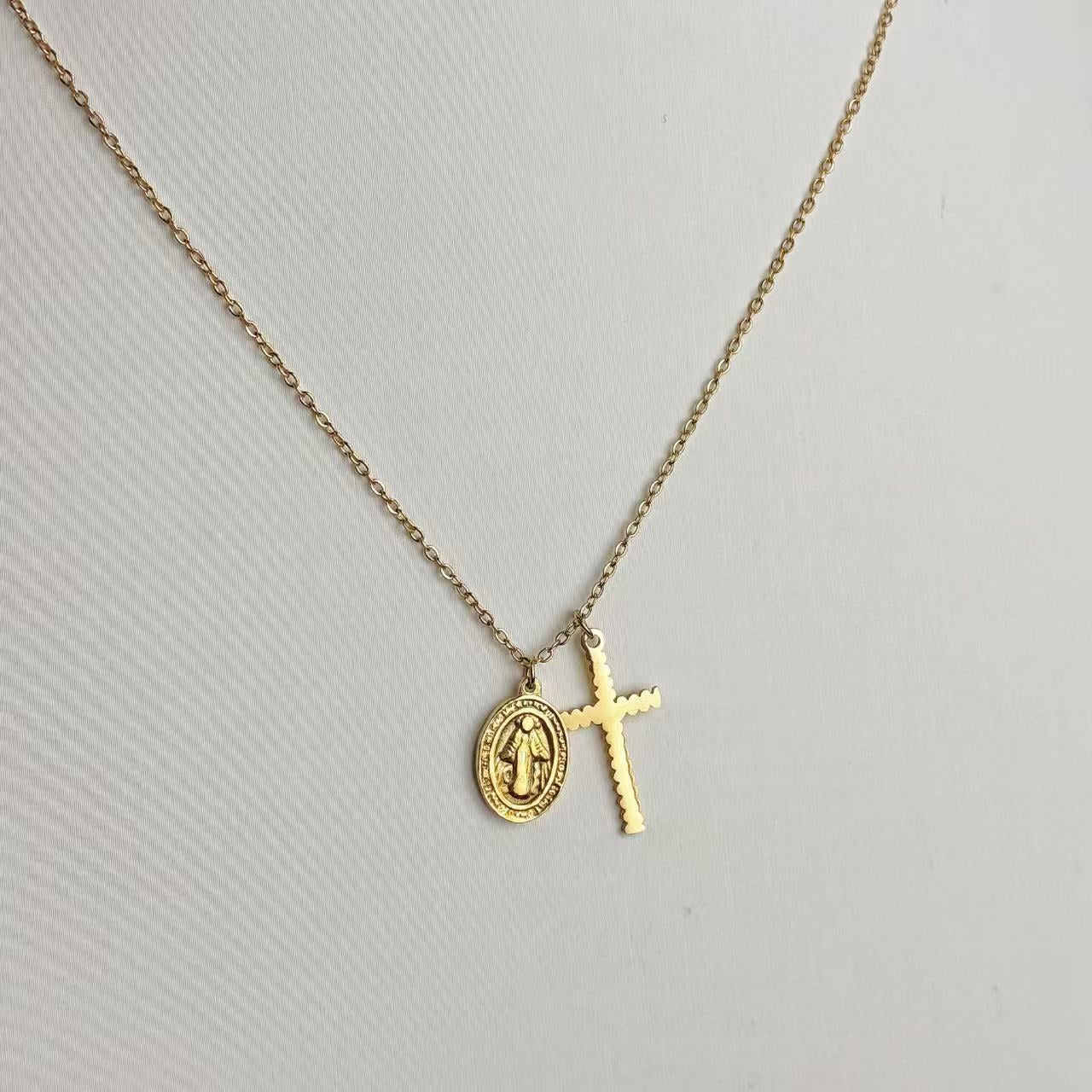 Collana “Fede Dorata” – Eleganza Spirituale in Chiave Moderna