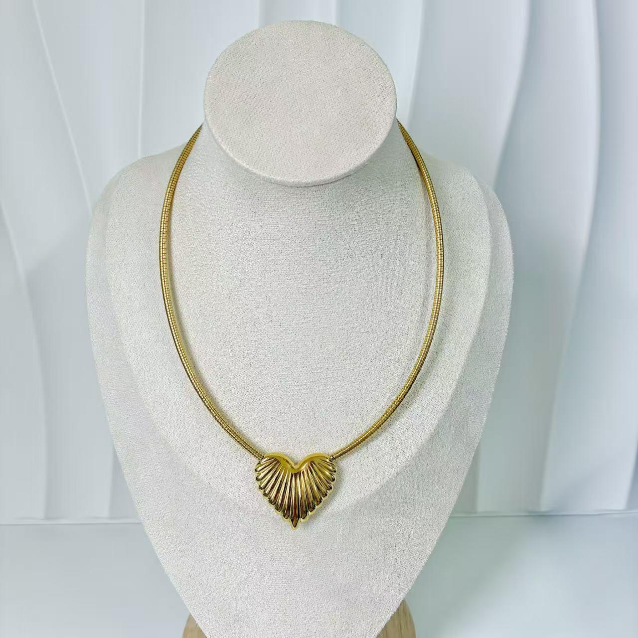 (C251)Collana semirigida con cuore in acciaio inox