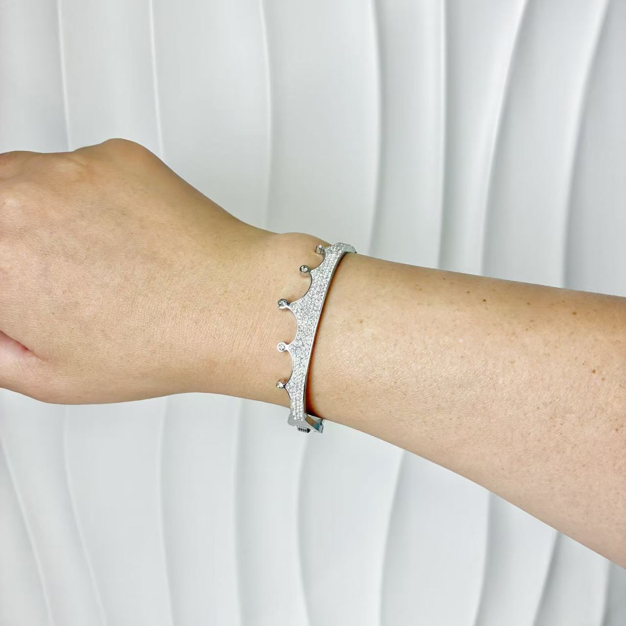 (B140)Bracciale rigido corona pave’ con molla in acciaio inox