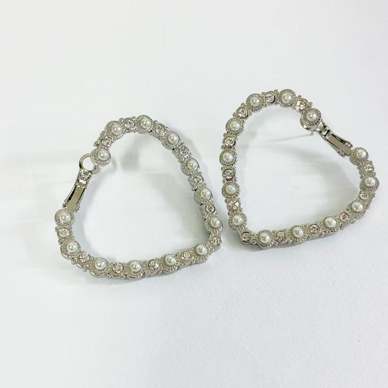 Orecchini Cerchi Romantici con Perle – Eleganza Scultorea e Delicata